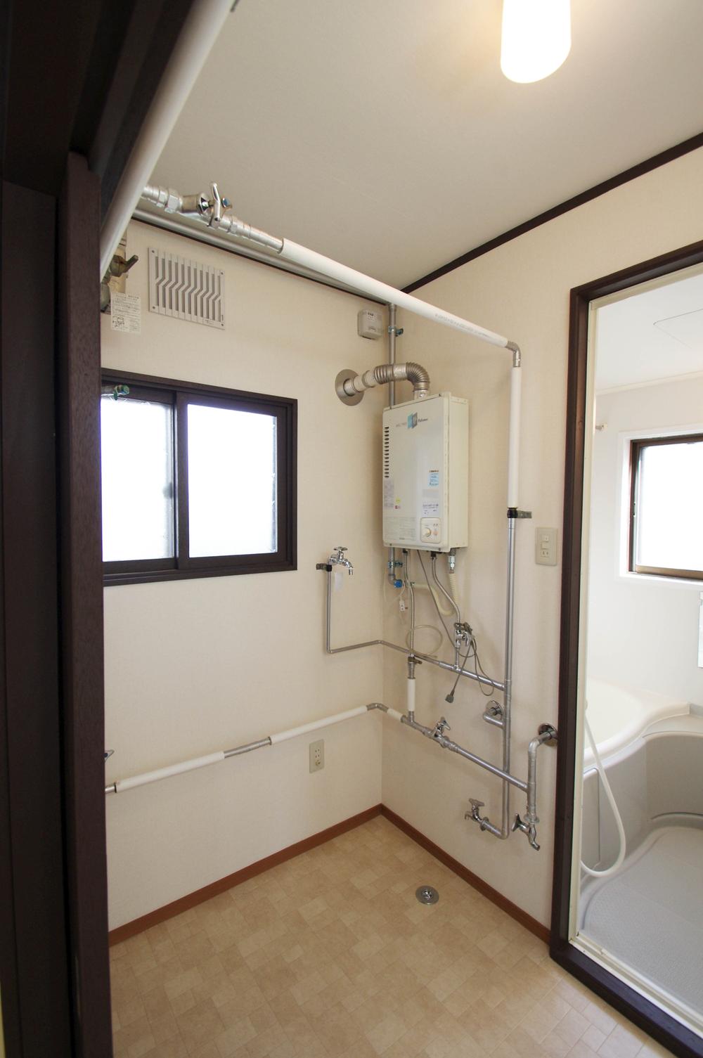 Wash basin, toilet. UT