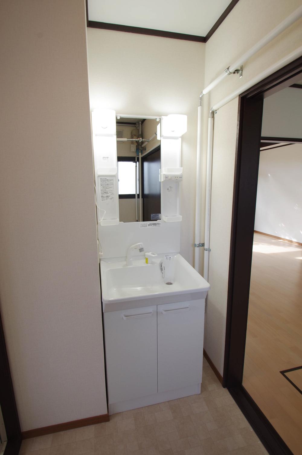 Wash basin, toilet. Shampoo dresser