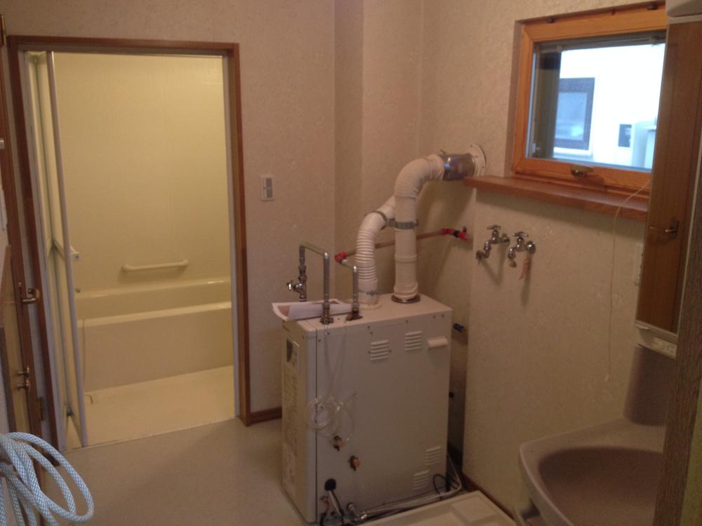 Wash basin, toilet. Indoor (11 May 2013) Shooting