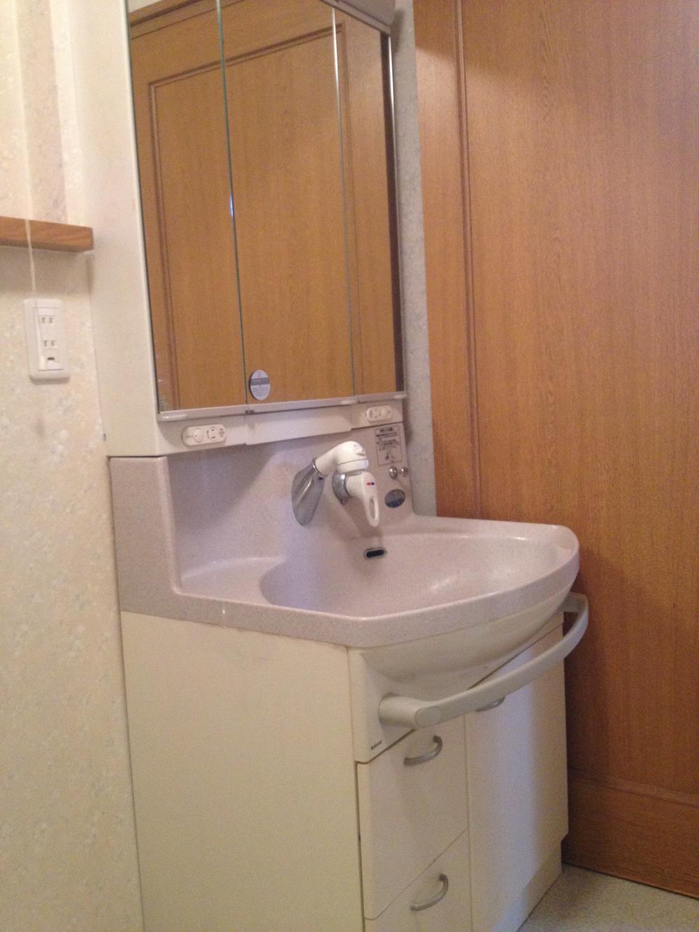 Wash basin, toilet. Indoor (11 May 2013) Shooting