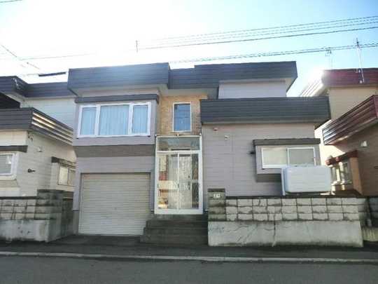 Local appearance photo. Shooting the property appearance from the front.