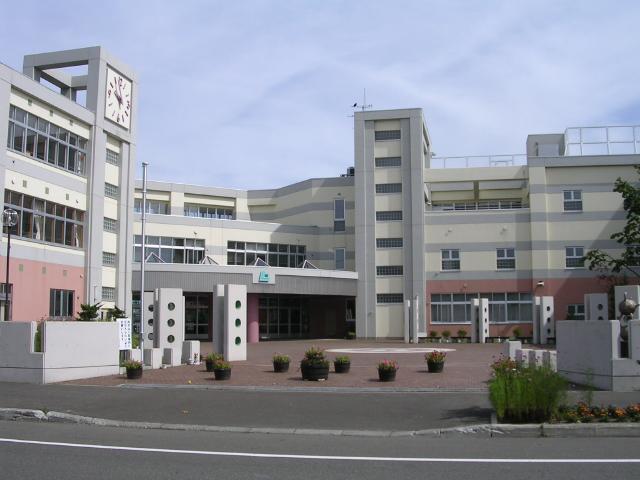 Primary school. 672m to Sapporo Municipal Utsukushigaoka green elementary school