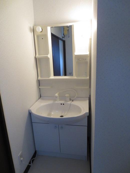 Wash basin, toilet. Local (September 2013) Shooting