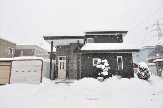 Local appearance photo. 2013 December in the exterior already. Land frontage is located about 16.6m. Hiraoka