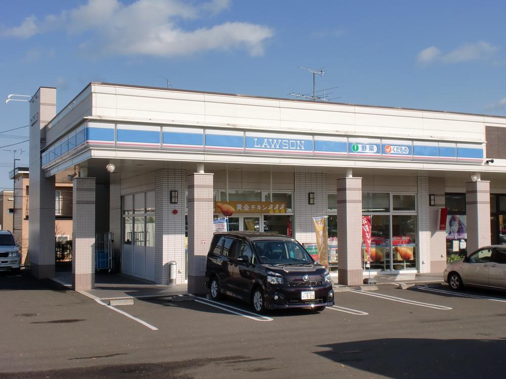 Convenience store. 827m until Lawson Sapporo Utsukushigaokasanjo shop