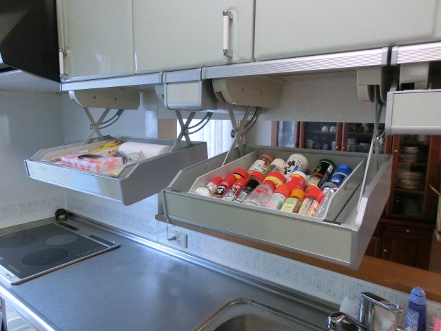 Kitchen. It is liftable with storage of large and small in the kitchen storage (October 2012) shooting kitchen sink on. It is convenient and easy to remove, such as tableware and seasonings. Also lighting has become a touch light to light touch. 