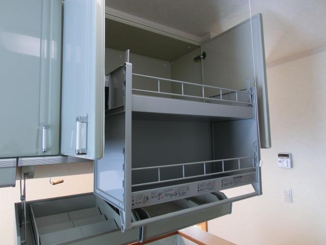 Kitchen. Pull Dwn storage
