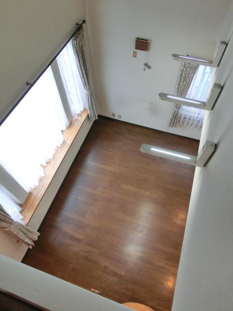 Living. Blow-by From the second floor