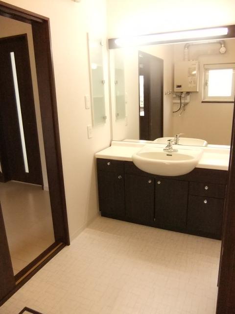 Wash basin, toilet. Indoor (11 May 2013) Shooting