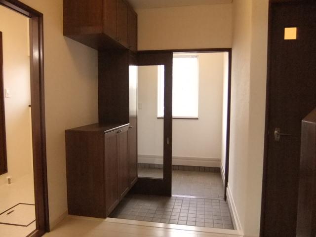 Entrance. Local (11 May 2013) Shooting