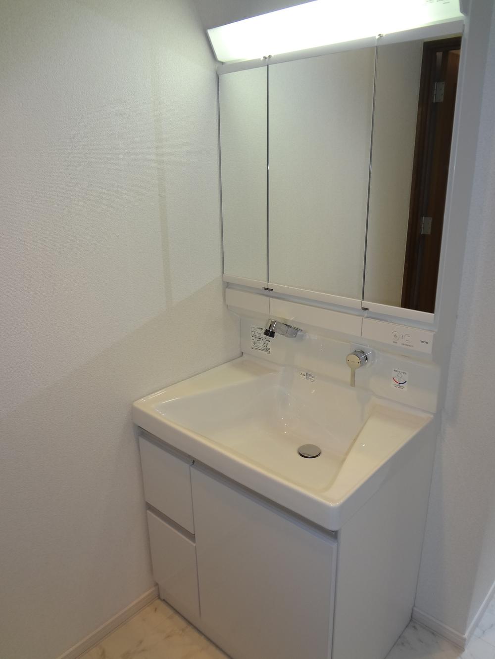 Wash basin, toilet. Wash basin