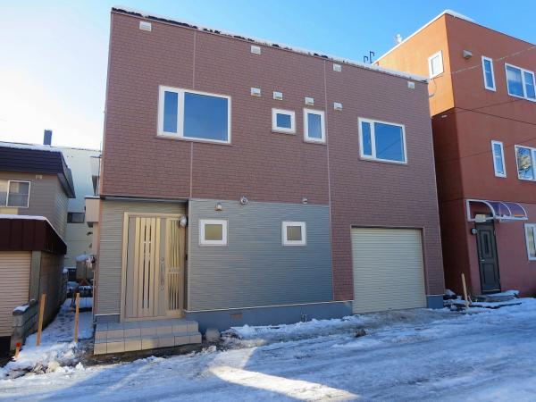 Local appearance photo. It was re-covered part of the entrance side of the siding