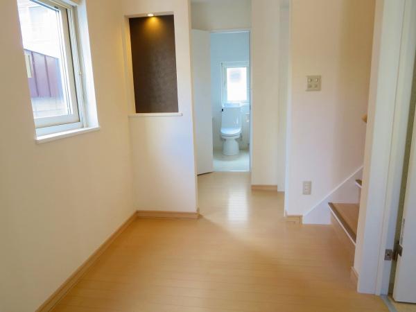 Entrance. Entrance hall Because there was a pillar will not come out at the time of the floor plan changes, I had to make a cabinet. Since I put also downlight, Please decorate fashionable.