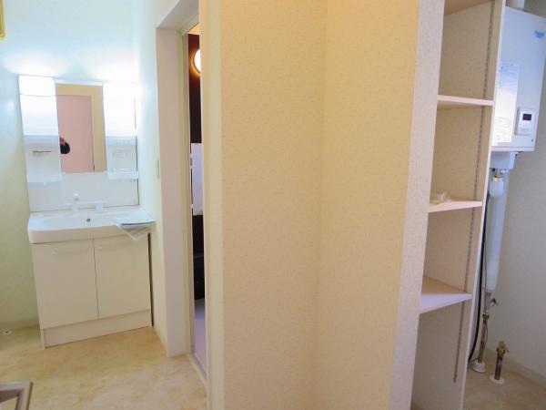 Wash basin, toilet. There is a washroom in an L-shape so as to surround the bathroom. Embarrass the location of shampoo or detergent that stock has made wearing shelf