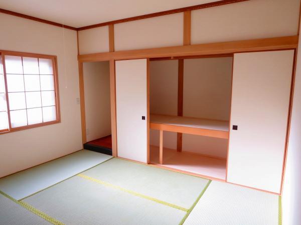 Non-living room. First floor Japanese-style room 6 tatami Exchange tatami mat, Wallpaper Hakawa.