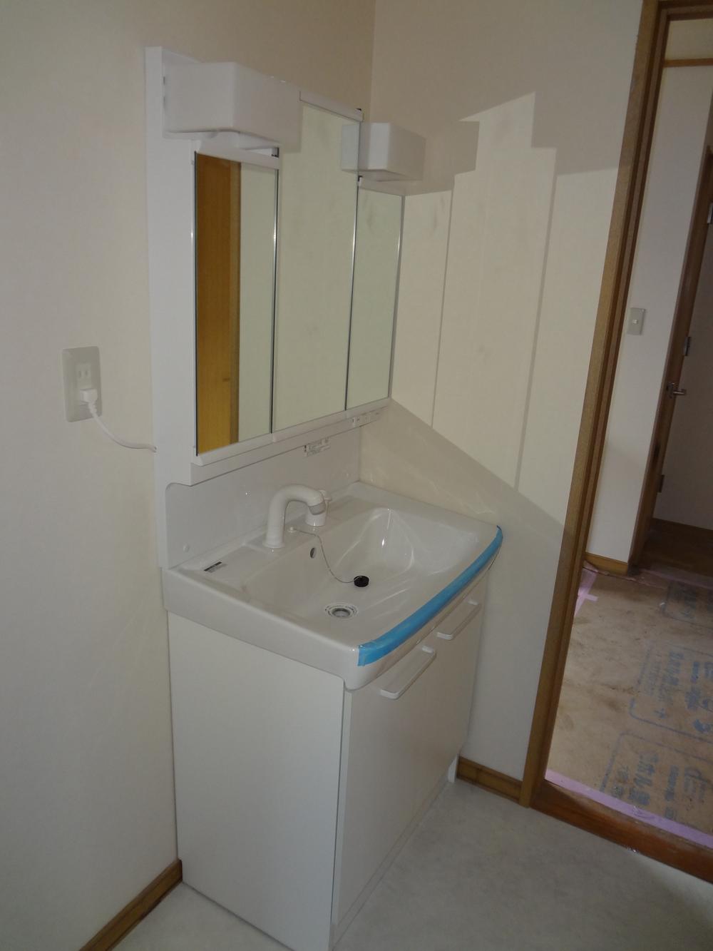 Wash basin, toilet. Indoor) Shooting