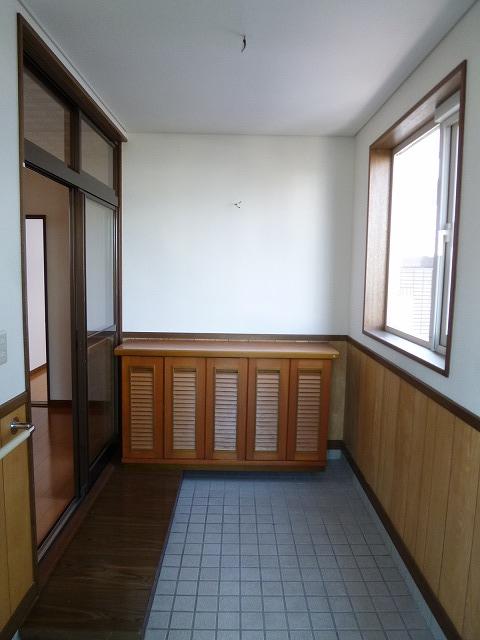 Entrance. Local (11 May 2013) shooting spacious foyer