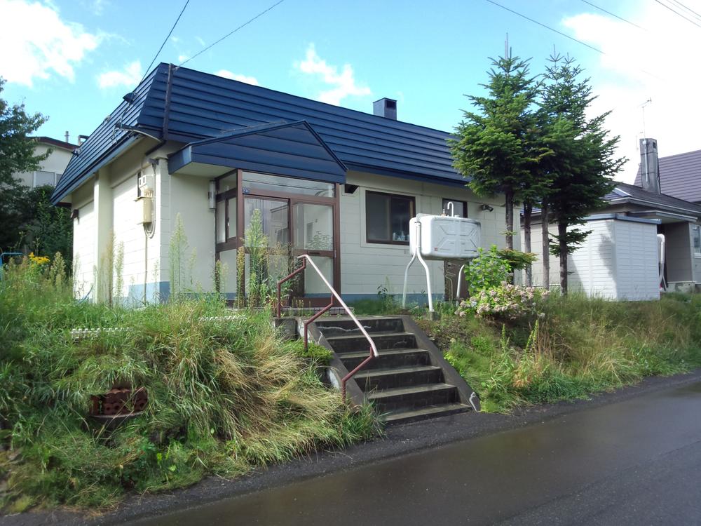 Local appearance photo. It is a quiet residential area. Since the street car is less, It is also safe while walking. 