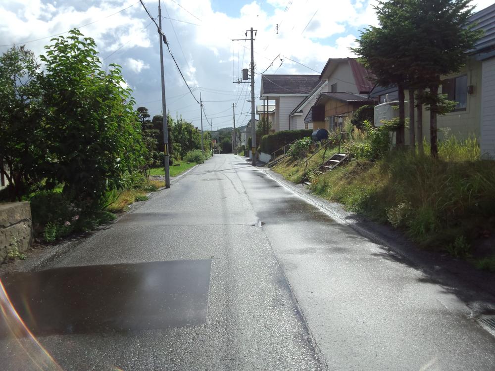 Local photos, including front road. Front road is 6m, There is a wide walk with confidence through the car. 