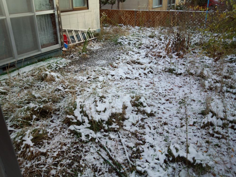 Garden. Is a garden on the south side (the road on the opposite side). Although not visible from the road side, Garden also has a room, You can also enjoy a home garden. 