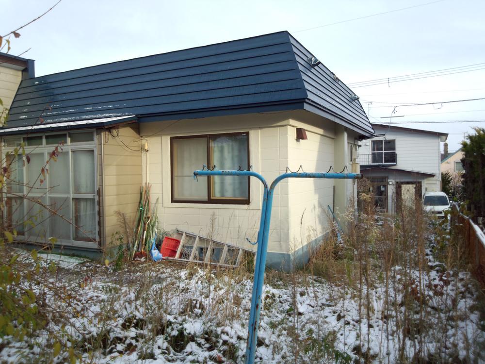 Garden. Or place a barbecue set in the garden, You can various utilization and or put the laundry pole. 