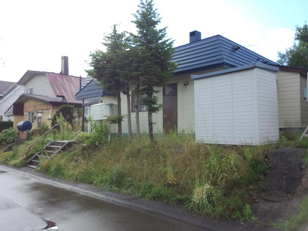 Other. There is a useful storeroom in the housing in front of the building. You may thing that not much use to use this everyday