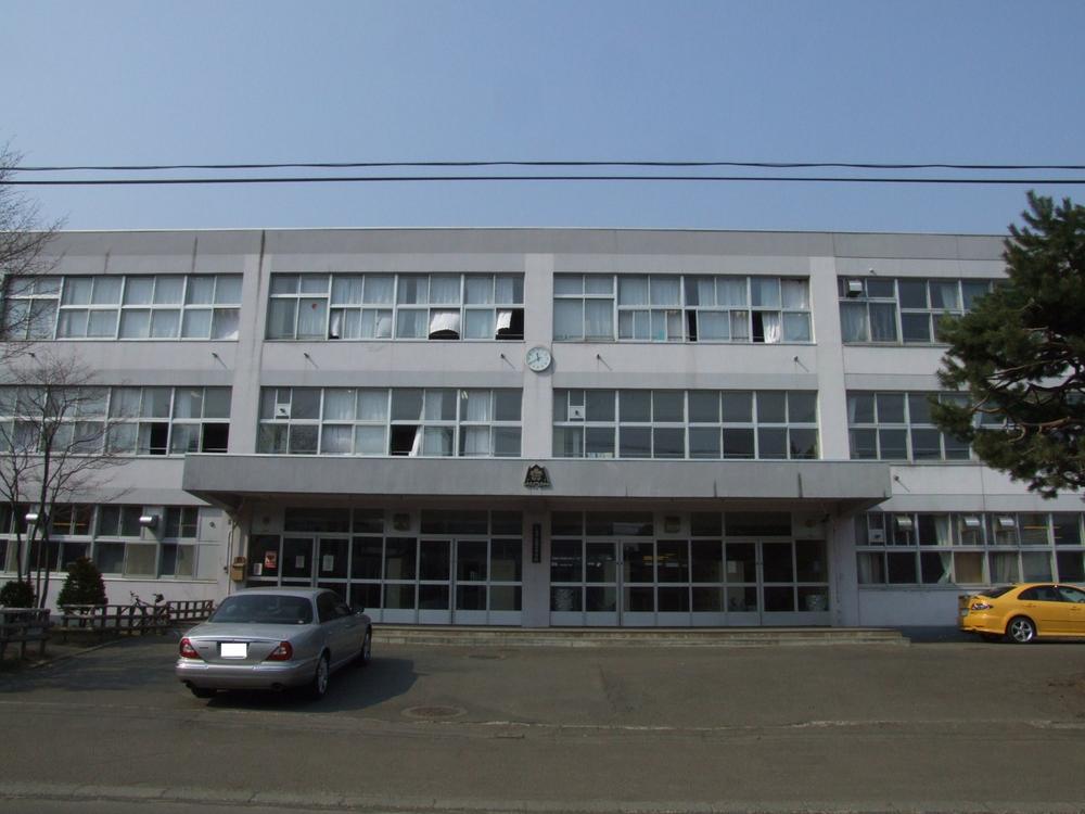 Junior high school. 2802m to Sapporo Municipal Moiwa junior high school