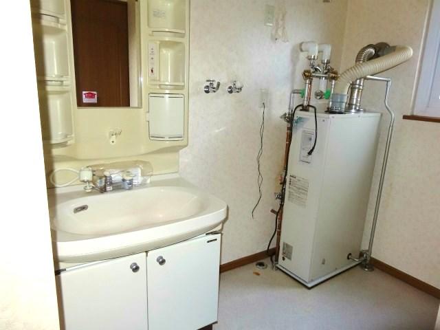 Wash basin, toilet. Second floor