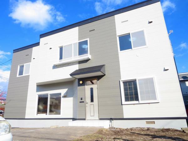 Local appearance photo. It was divided coating the outer wall in two colors.