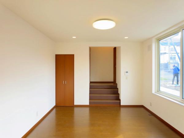 Living. We photographed the living room from the kitchen side. Since there is also housed, Not troubled in place to put such as vacuum cleaner.