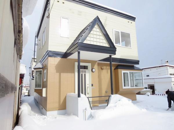 Local appearance photo. We painted the walls and roofs. Entrance door ・ Monitor with intercom ・ Outdoor light is a new article.