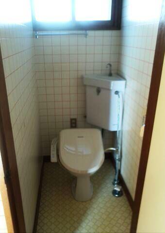 Toilet. Indoor (11 May 2013) Shooting