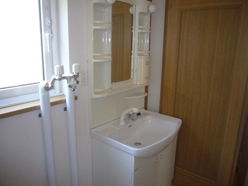 Wash basin, toilet. Washroom