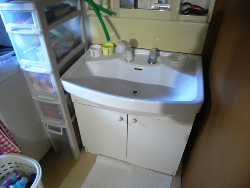 Wash basin, toilet. Indoor (11 May 2013) Shooting