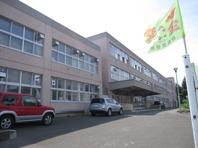 Primary school. 682m to Sapporo City Shiraishi elementary school (elementary school)