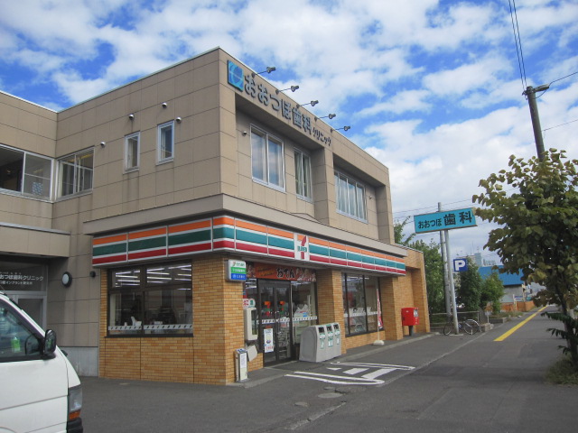 Convenience store. Seven-Eleven Sapporo Higashi High School before store up (convenience store) 424m