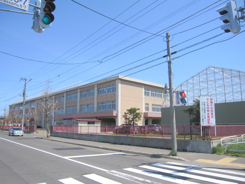 Primary school. 860m to Sapporo Municipal Shinhatsusamu elementary school (elementary school)