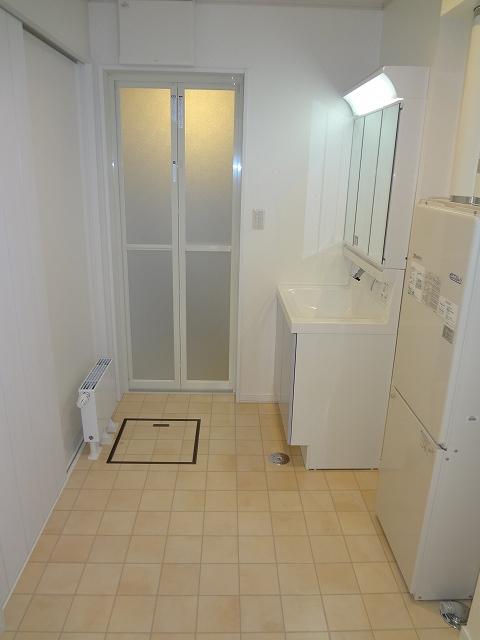 Wash basin, toilet. bathroom