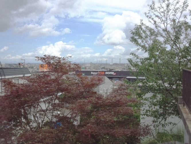 View photos from the dwelling unit. And descend to the Route 5, Lined and shopping facilities, Convenient. Around the house is quiet, peaceful residential area.