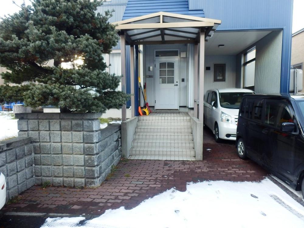 Entrance. Carport and car space