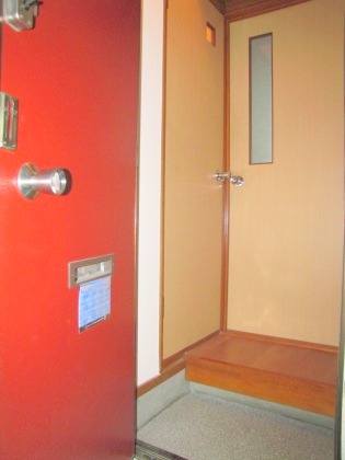 Entrance. Heating is economical kerosene FF ☆