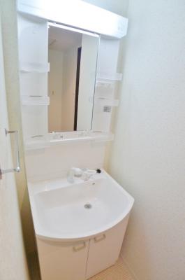 Washroom. Also equipped with convenient Shandore there is a lot of shelf ☆