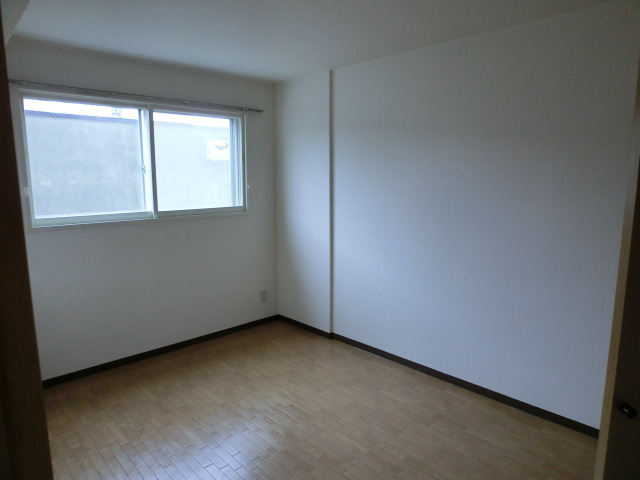 Other room space. No wonder one with a lot of luggage in each room storage!