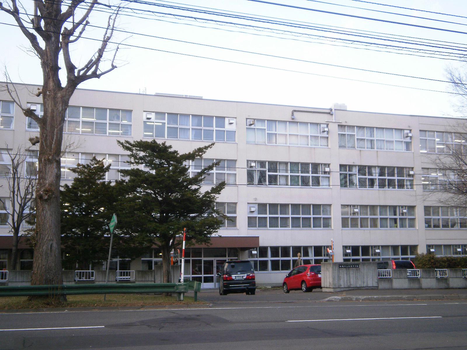 Junior high school. 682m to Sapporo Municipal Tsukisamu junior high school (junior high school)