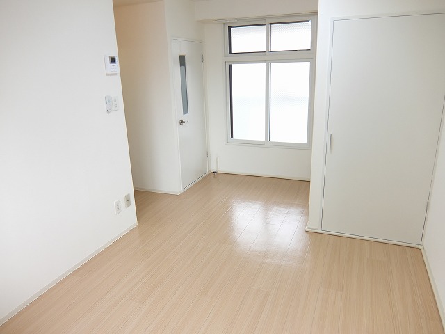 Living and room. It is also a good per in the southeast orientation day ☆