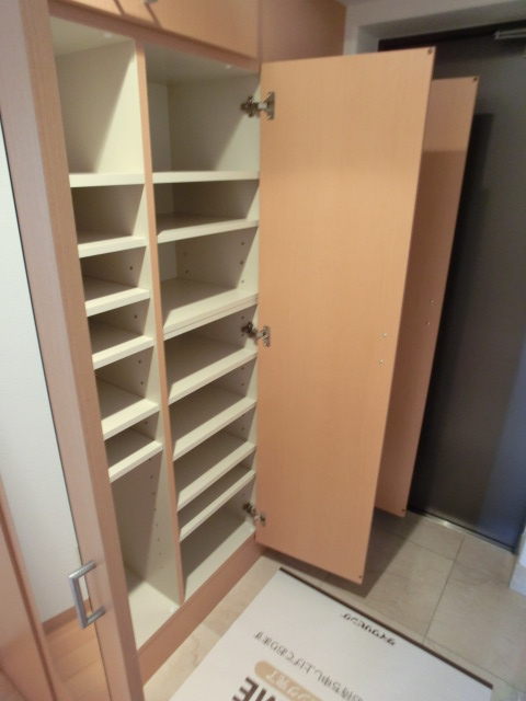 Entrance. Shoe box to enter any number of feet! !