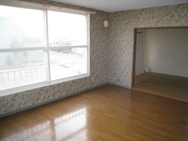 Living and room. South is facing