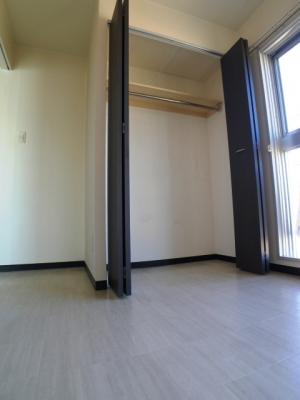 Receipt. Big is the closet with depth ☆