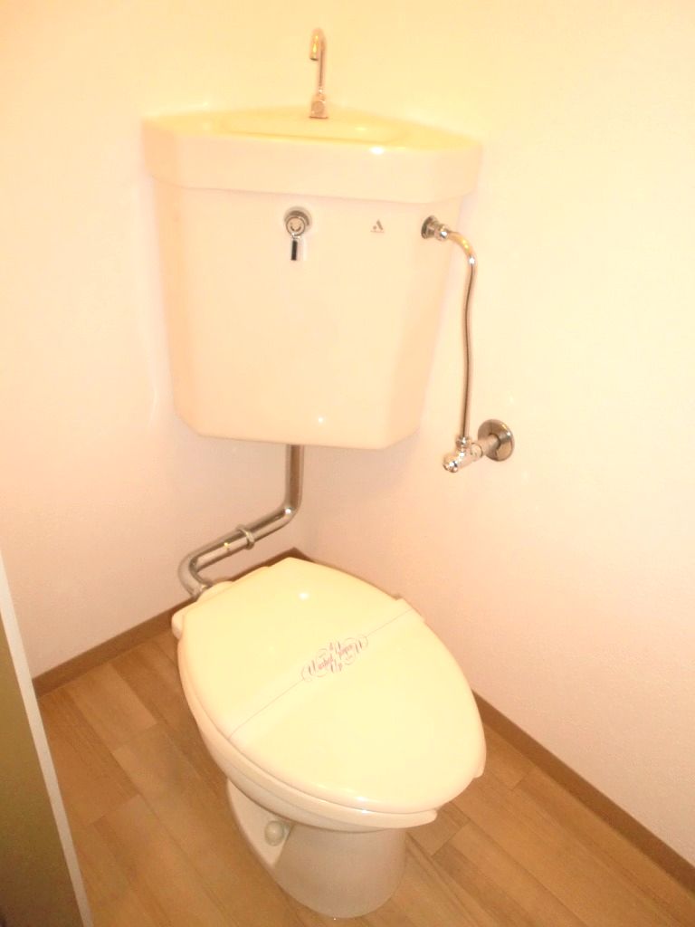 Toilet. Water is around. 