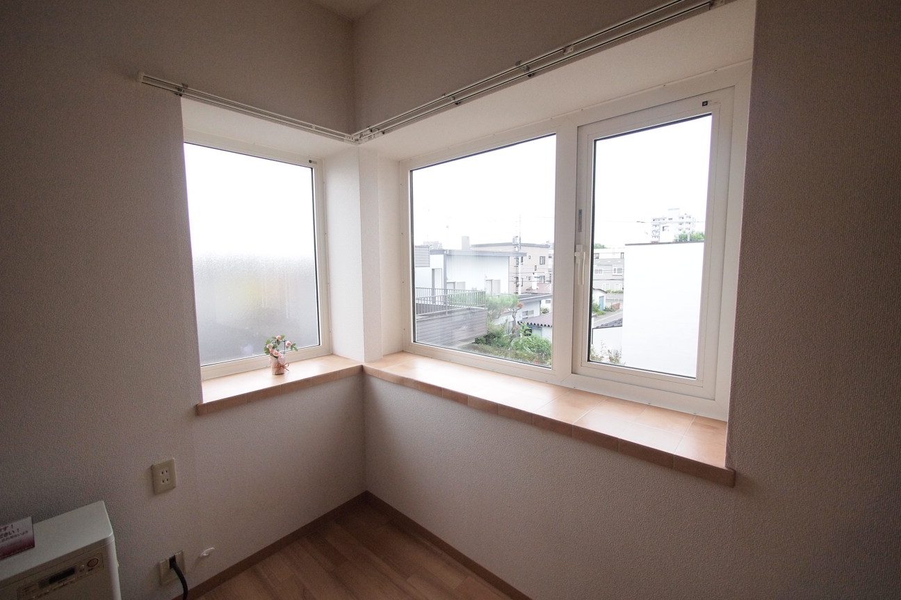 Living and room. It is a big bay window. 